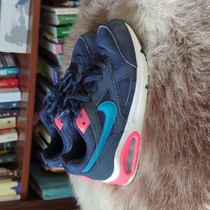 Air Max sneakers size 2.5 Youth